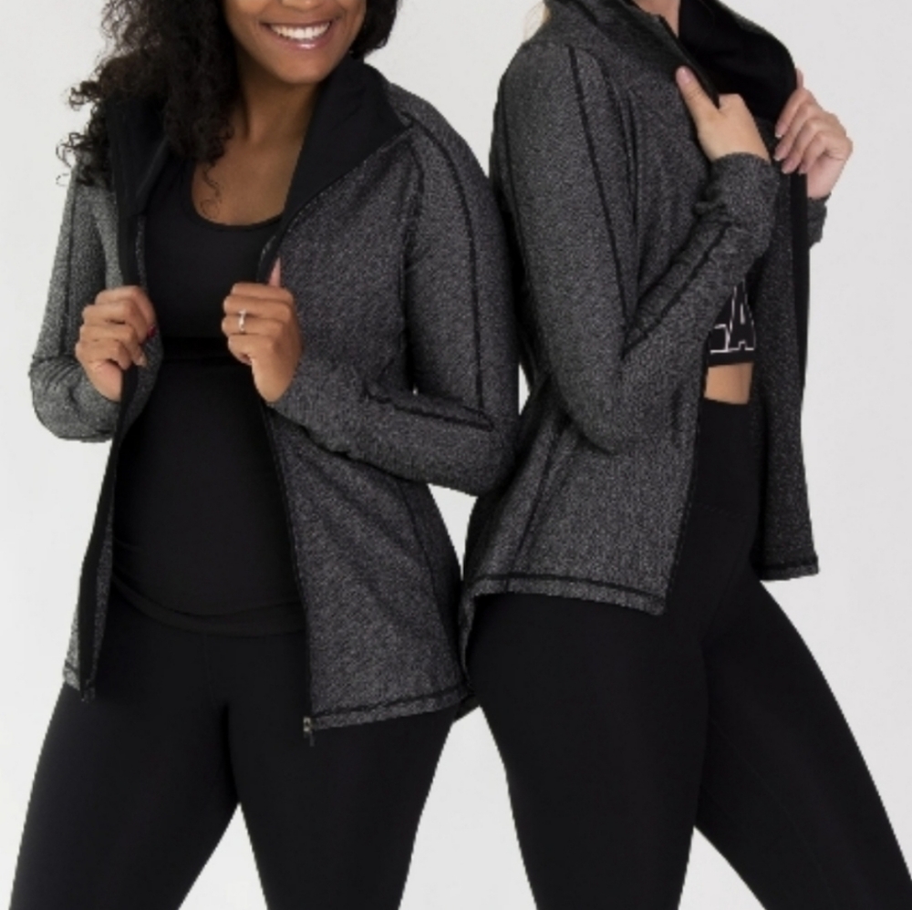 P'tula Ana zip up